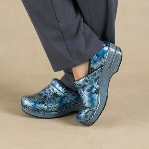 NIB New Dansko Professional Nurse Blue Vine Floral Patent Women's Clog 38 8